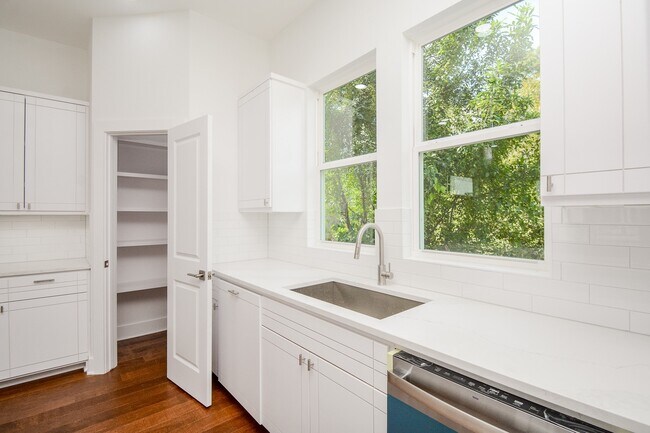 Building Photo - 426 Sikes St