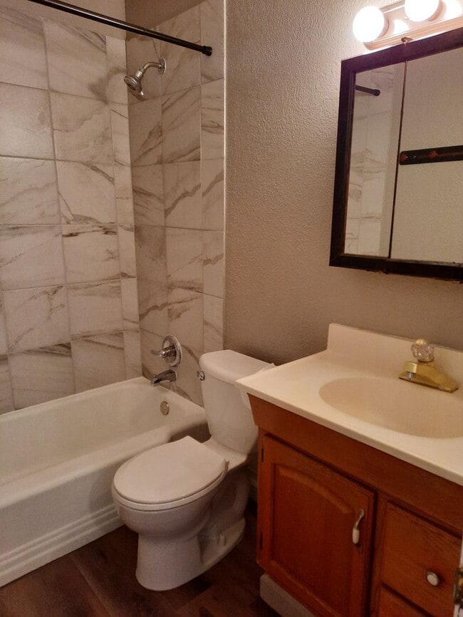 Building Photo - 3 BEDROOM | 2 BATH | HOUSE | SINGLE GARAGE...