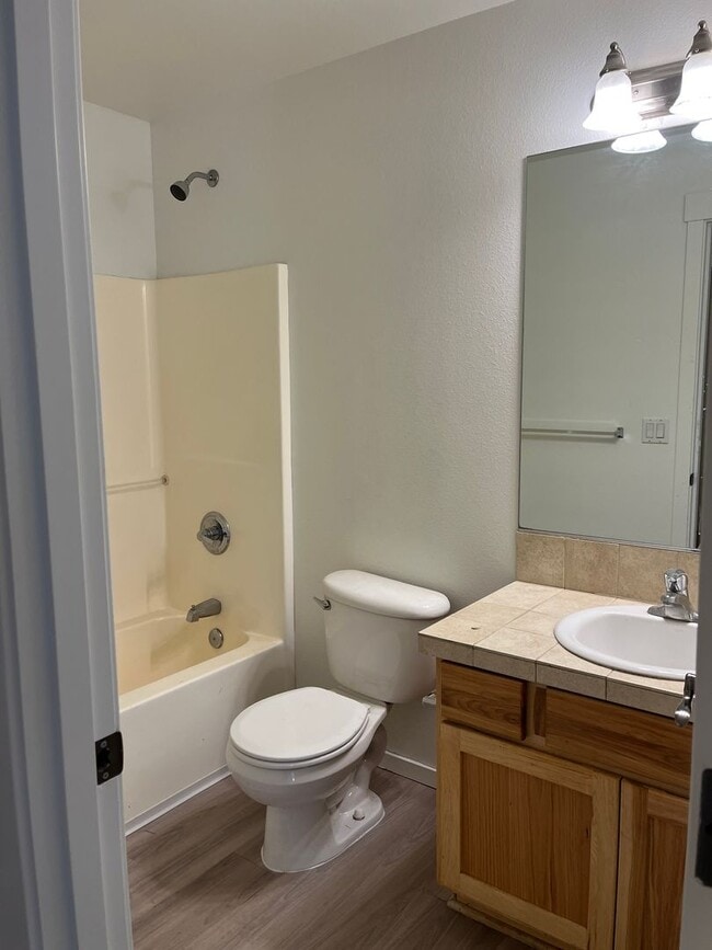 Building Photo - 3 bedroom, 2 bathroom single story home in...