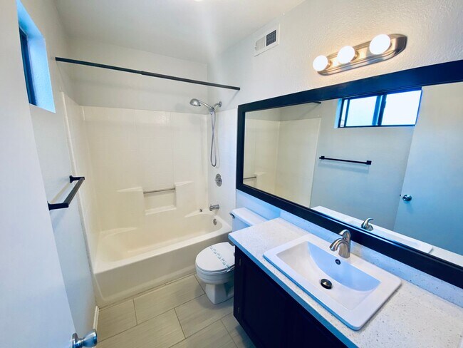 Building Photo - Gorgeous 3 Bedroom 3 Bathroom Townhome in Mission Trails!!