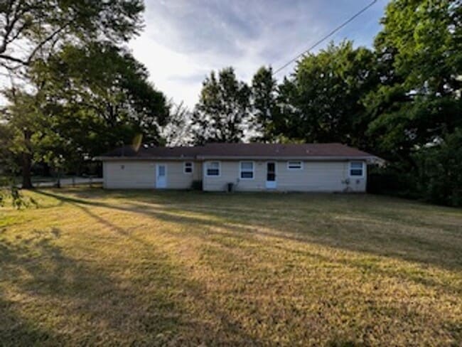 Building Photo - Newly Remodeled Home – Conveniently Located!