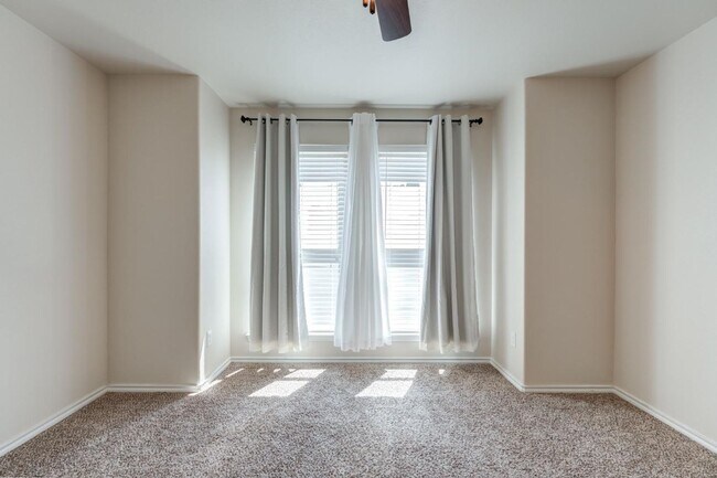 Building Photo - Quincy Park Beauty- Available Now