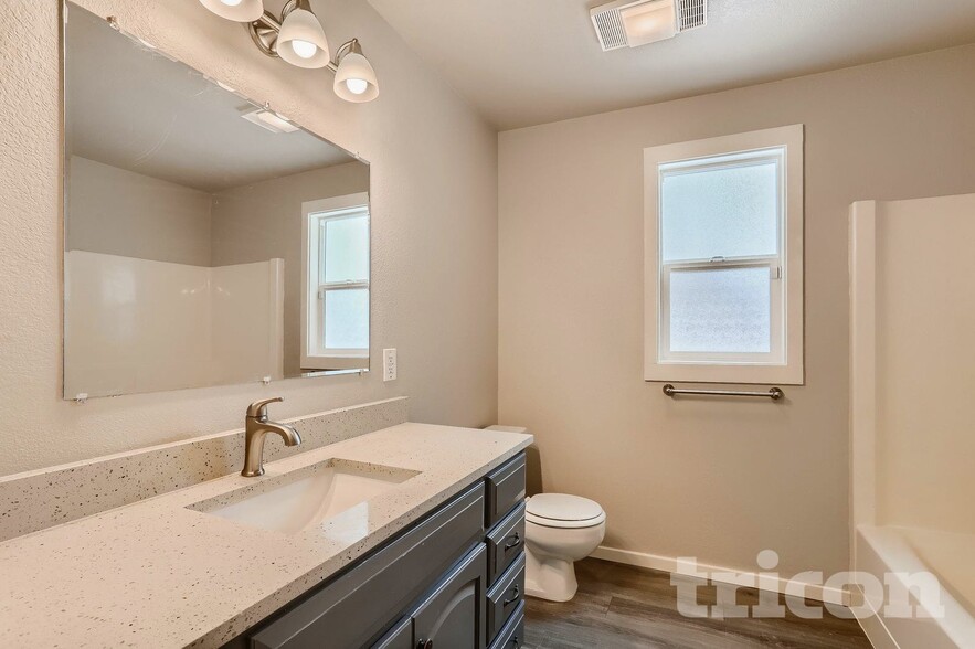 Building Photo - 10727 Lake View Dr