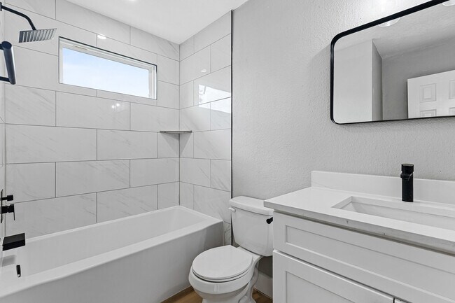 Building Photo - 12223 Kingslake Forest Dr