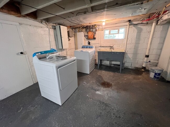 Building Photo - Pittsburgh - 4 Bedroom 2 Bathroom - Recent...