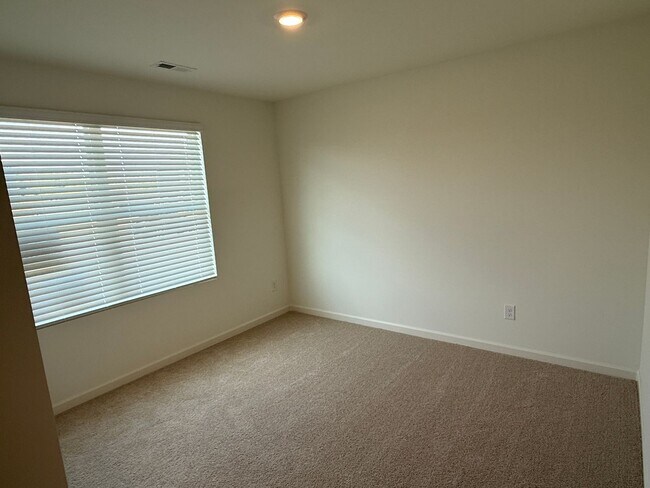 Building Photo - Caffee sub-division, very close to Mercedes plant, one level 4 Bedroom/2 Bath 1774 sqft