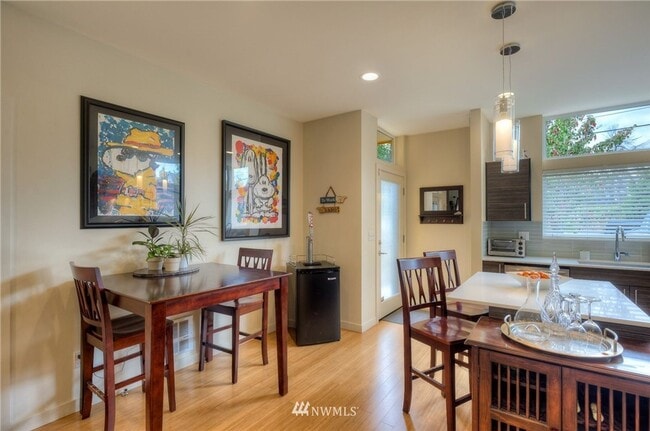 Building Photo - LIKE NEW LUXURY GENESEE PARK TOWNHOME AVAI...