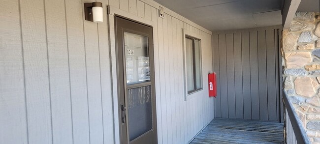 Building Photo - 475 Meadowview Dr