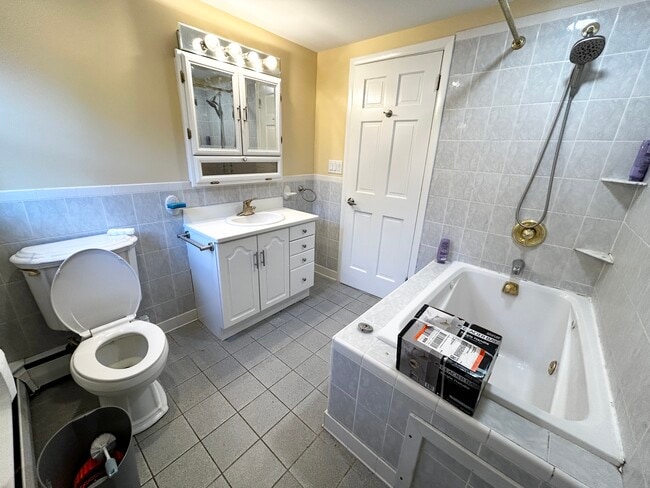 Building Photo - 12 Fieldstone Dr