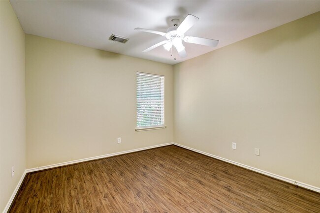 Building Photo - 117 N Villa Oaks Dr