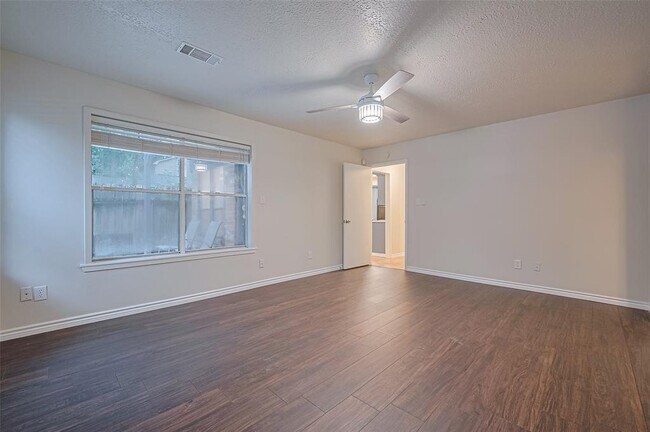 Building Photo - 520 S Rivershire Dr