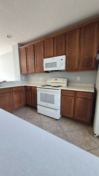 Building Photo - 10450 Manderley Way