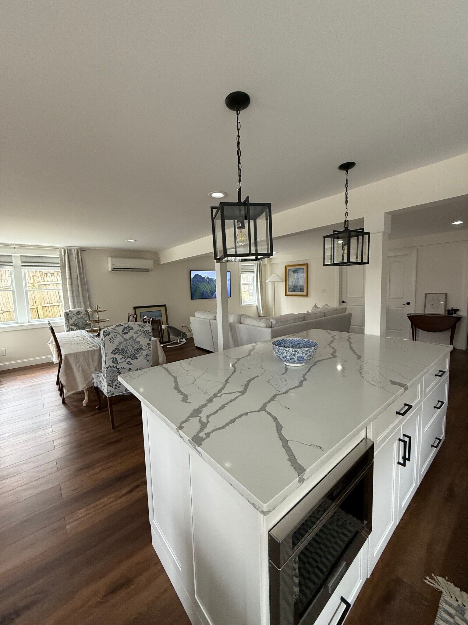 Gorgeous Center, Island with microwave and plenty of storage - 5 Crescent Dr