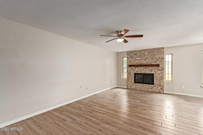 Building Photo - 4833 E Kathleen Rd