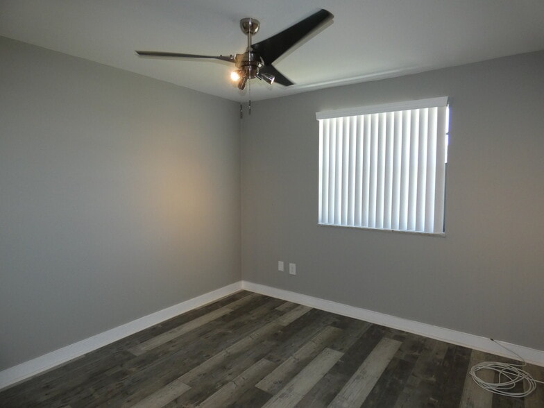 Building Photo - 14212 NE 4th Ave