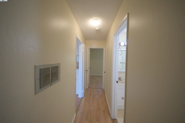 Building Photo - 1060 Oak Grove Rd