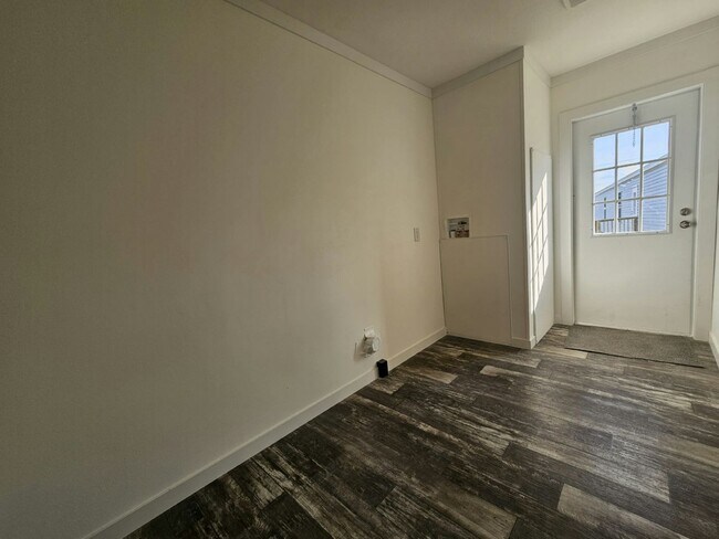 Building Photo - 1006 Myakka Dr