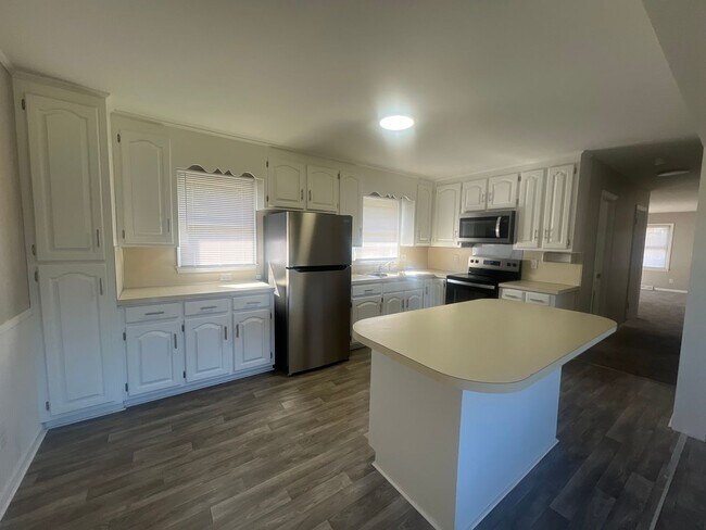 Building Photo - Welcome to this charming 3-bedroom, 1.5-ba...