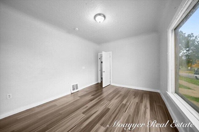 Building Photo - 921 4th St NW