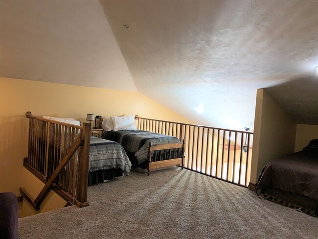 Building Photo - Perfectly Located Crestview Condo - Fully ...