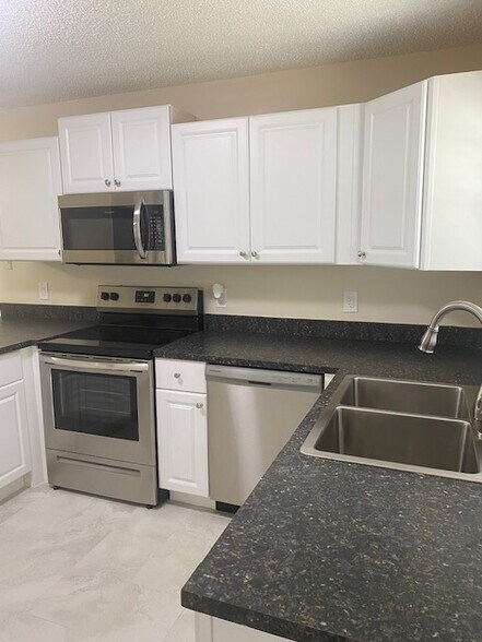 Building Photo - 2314 Fern Palm Dr