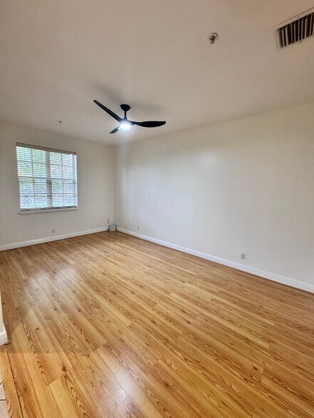 Den/office - 898 University Blvd
