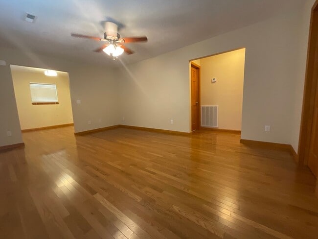 Building Photo - Short term - Clean and tidy 3 bedroom/1 bath near Cherokee Park