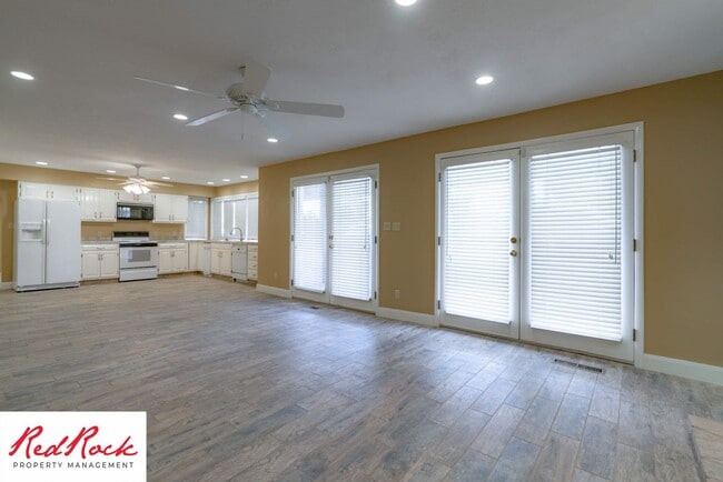 Building Photo - Spacious 5 Bedroom Home in A Quiet Communi...