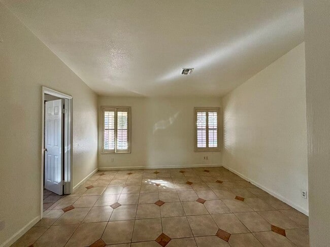 Building Photo - Beautiful one-story single-family home