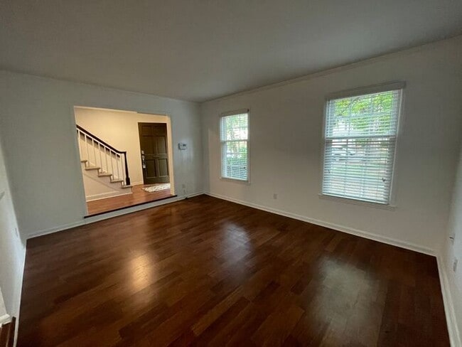 Building Photo - Beautiful 3-bedroom, 2.5 bath townhome in the highly desirable Governors Square subdivision.