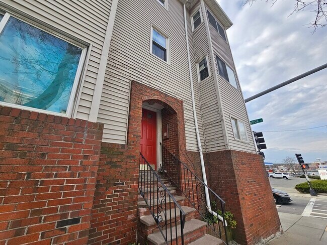 Building Photo - 464 Meridian St