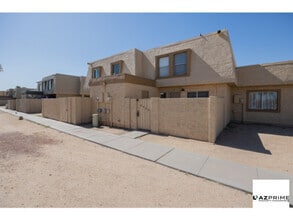 Building Photo - Discover Comfort and Convenience in this C...