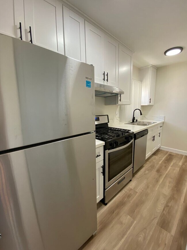 Building Photo - 1645 W Adams Blvd