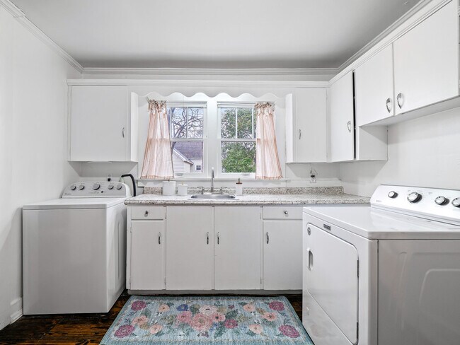 Building Photo - 2ND East Dr