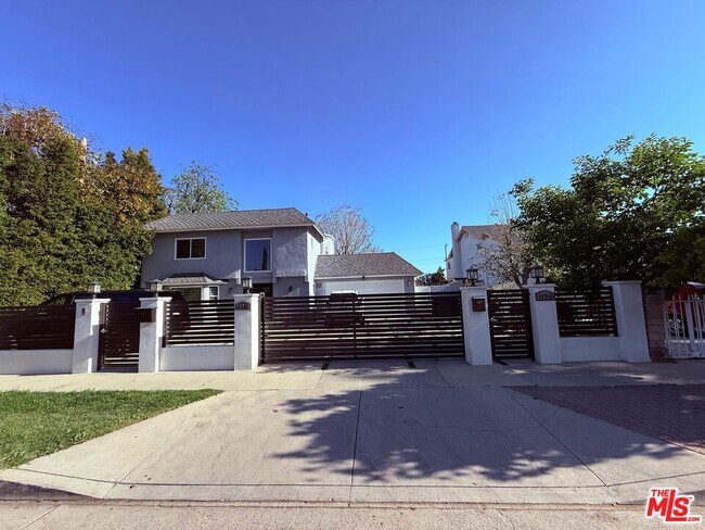 Building Photo - 15916 Bahama St