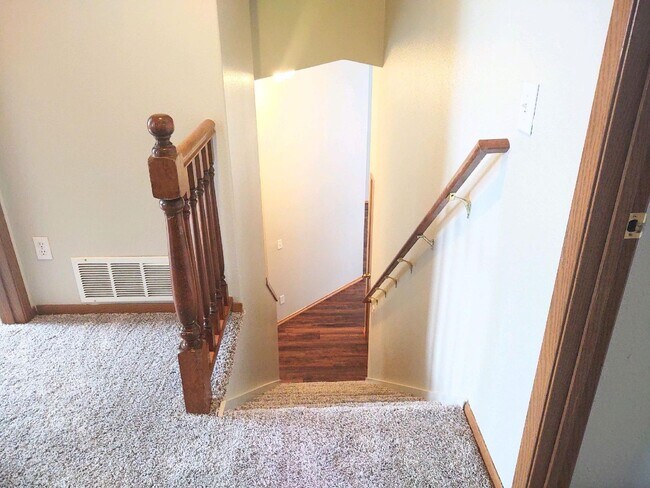 Building Photo - Spacious House - Brand New Flooring - Available Now!!