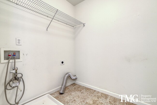 Building Photo - Lovely 3 Bed 2.5 Bath Home in Minnehaha Neighborhood!