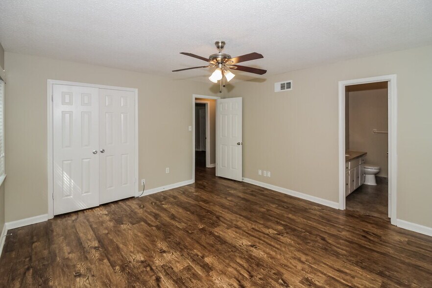 Building Photo - 4102 Royalcrest Dr