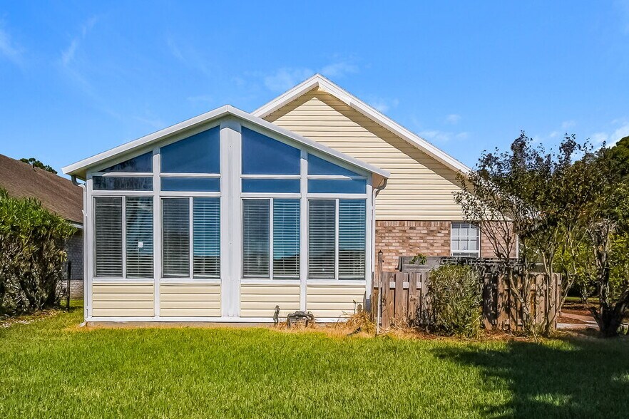 Building Photo - 6248 Ironside Dr N