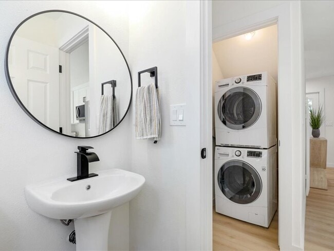 Building Photo - 1004 McDonald Ave