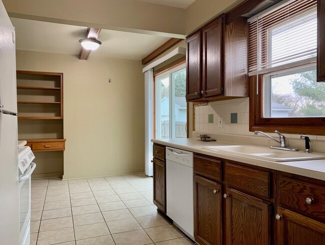 Building Photo - Three Bedroom Home in Kenowa Hills