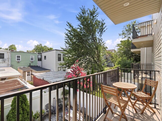 Building Photo - 290 Griffith St