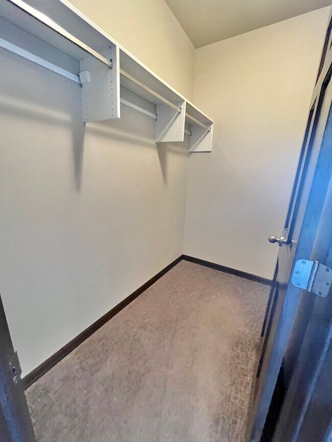 Building Photo - 3 Bed/2.5 Bath Townhome For Rent!