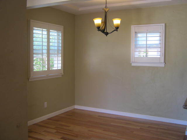 Entering the front door to dining area - 931 S Oak St