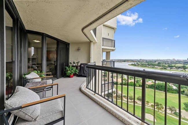 Building Photo - 1900 Consulate Pl