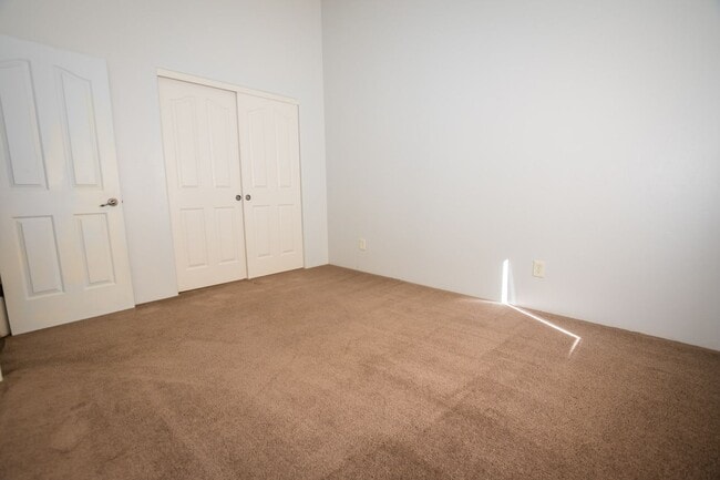 Building Photo - 3 Bedroom, 2 Bath Sante Fe, 2 Car Garage, ...