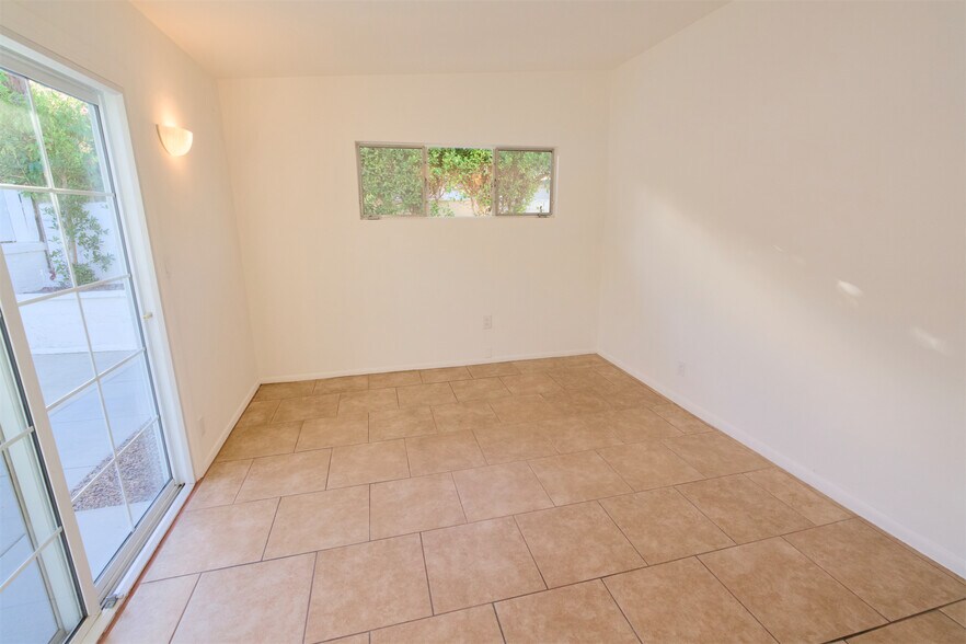 Building Photo - 975 E Camino Parocela