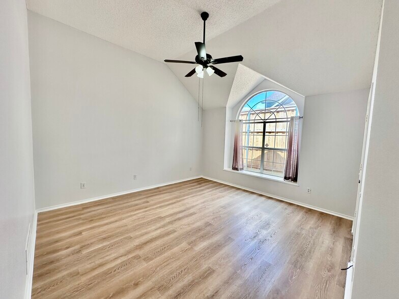 Building Photo - 1301 Royal Palm Ln