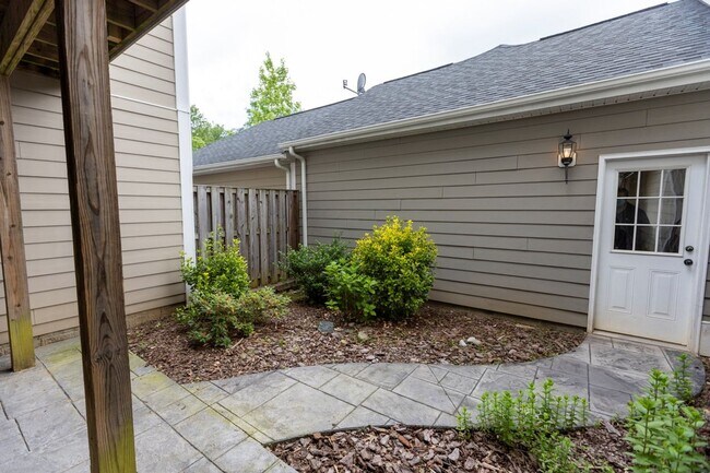 Building Photo - 703 Rainier Rd