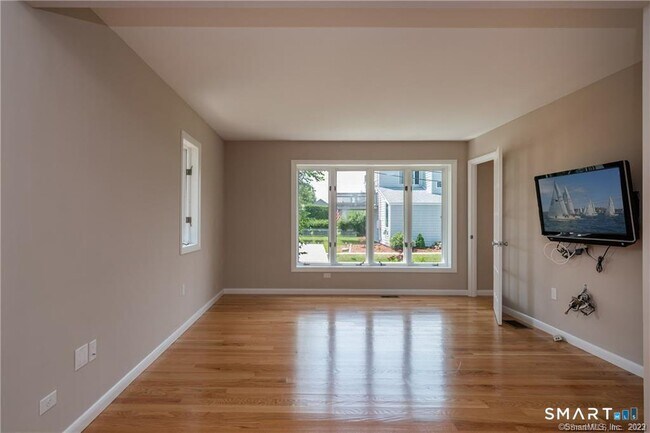 Building Photo - 6 Leeway Dr